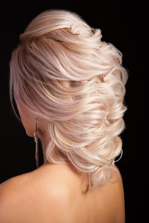 Comment réaliser une manucure française inversée élégante à domicile ?